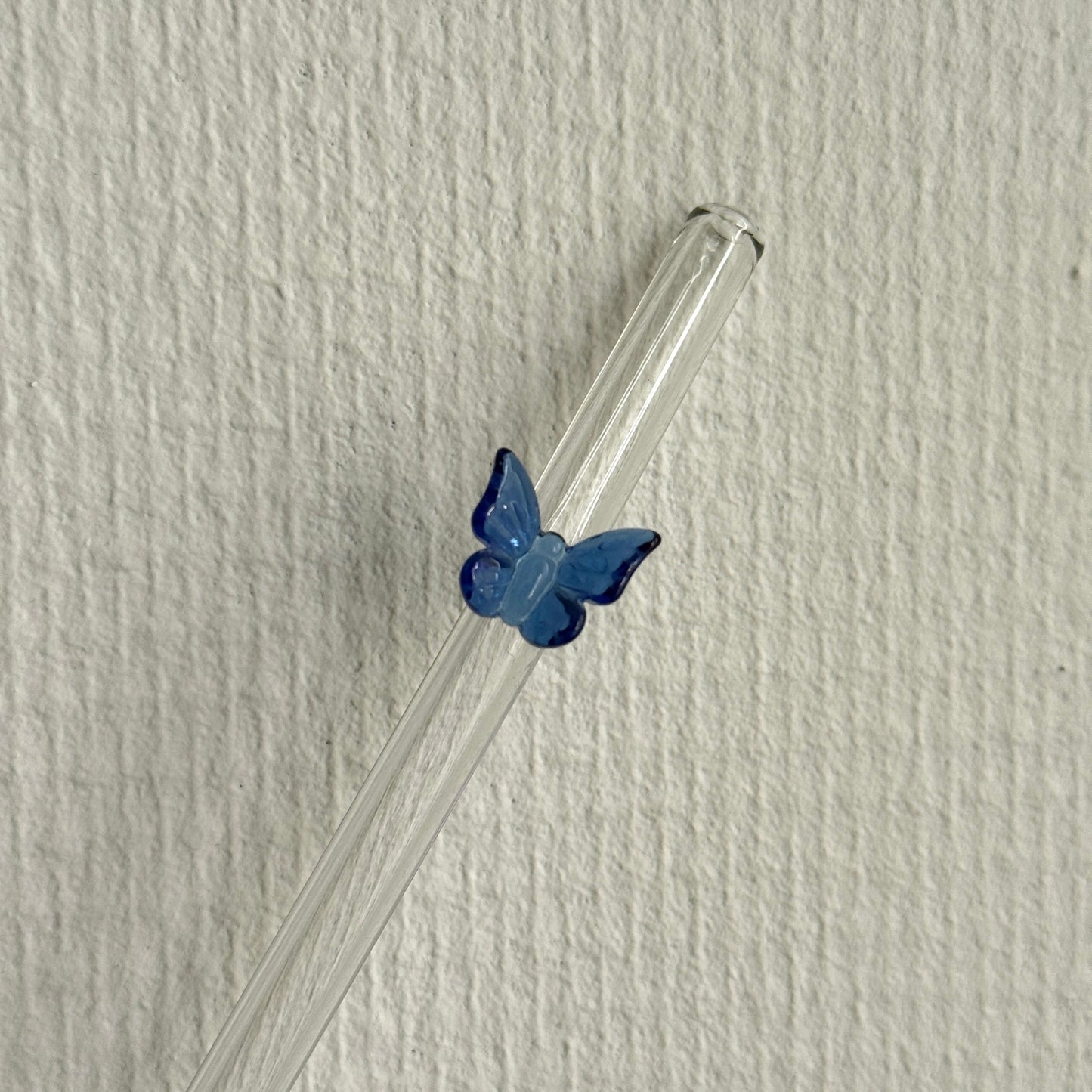 Herbruikbare glazen rietjes met pastel vlindertjes in verschillende kleuren – duurzaam en decoratief drinkaccessoire
