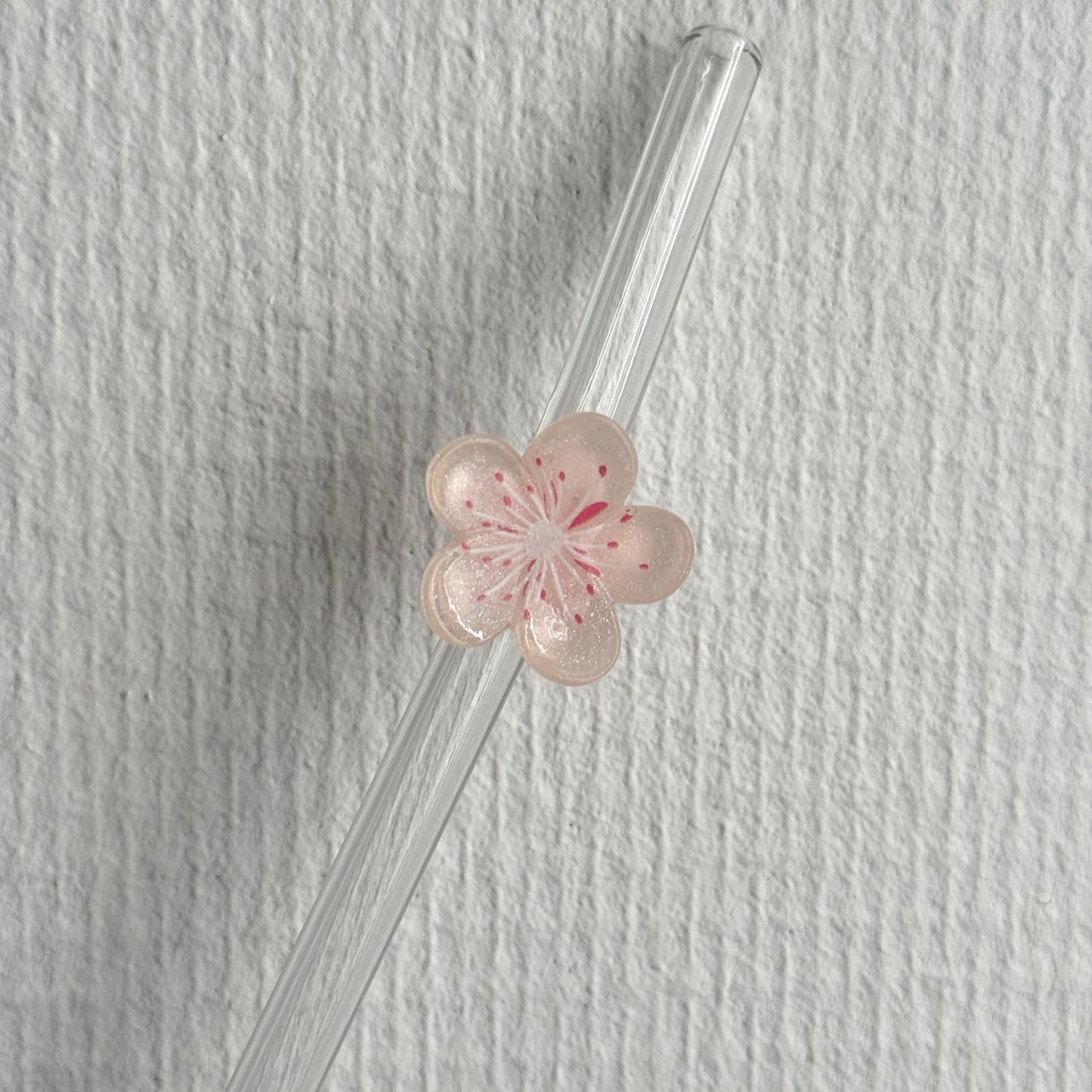 Herbruikbare glazen rietjes met pastel bloemetjes in verschillende kleuren – duurzaam en decoratief drinkaccessoire
