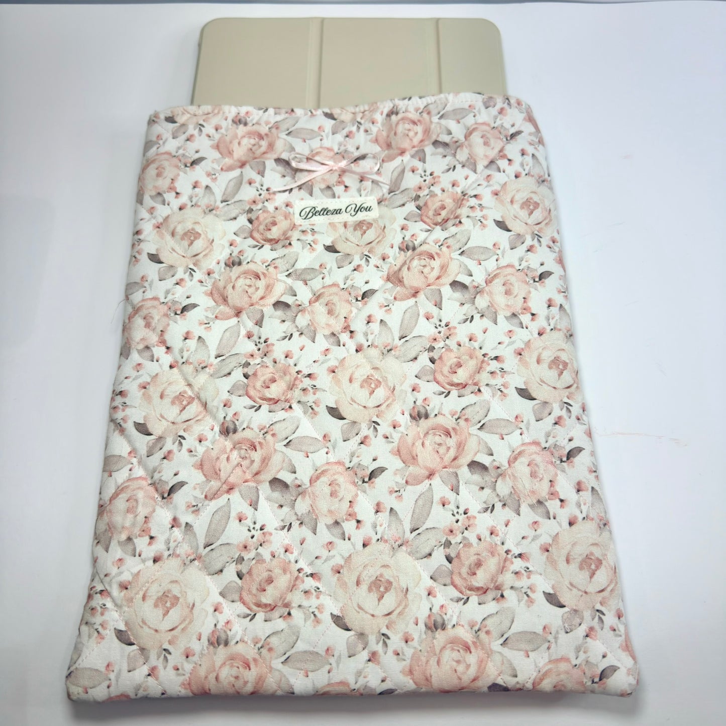 🌸🤍 Luxe booksleeve zonder rits – romantische rozenprint