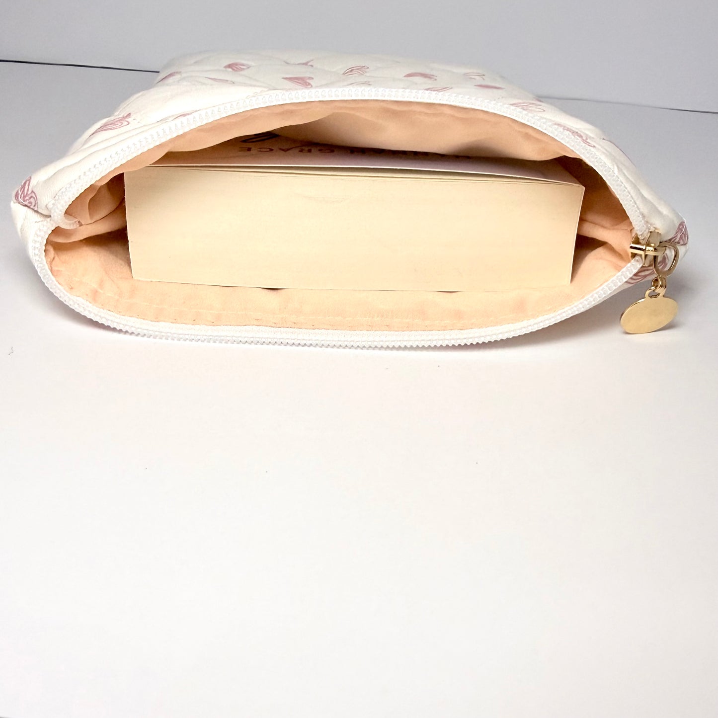 🤍 Luxe gewatteerde booksleeve met hartjes – crème