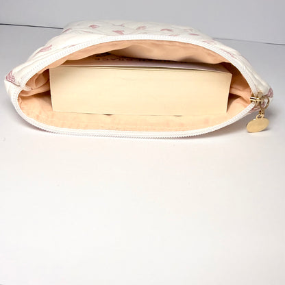 🤍 Luxe gewatteerde booksleeve met hartjes – crème