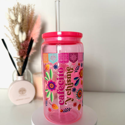 Felroze drinkbeker met de tekst “Cafecito & Chisme”, bloemen, rietje en kleurrijk Latijns design