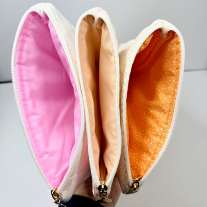 🤍 Luxe gewatteerde booksleeve met hartjes – crème