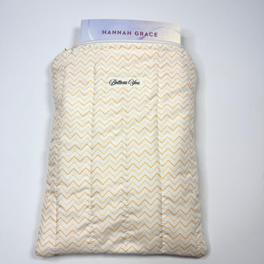 ✨ Luxe gewatteerde booksleeve met zigzagprint