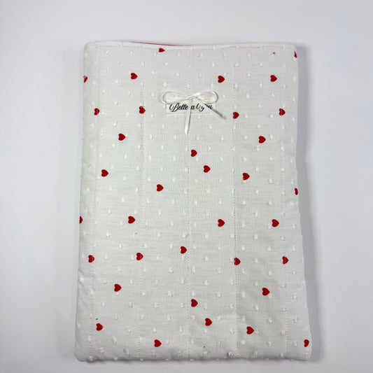 ❤️ Luxe gewatteerde booksleeve Wit met rode hartjes
