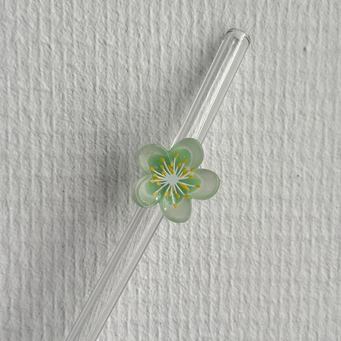 Herbruikbare glazen rietjes met pastel bloemetjes in verschillende kleuren – duurzaam en decoratief drinkaccessoire