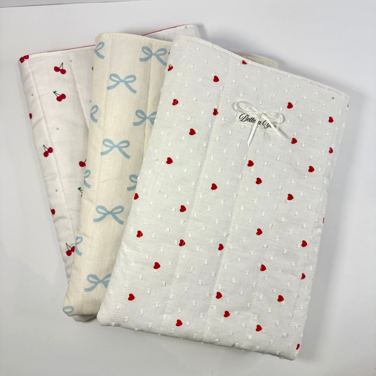 ❤️ Luxe gewatteerde booksleeve Wit met rode hartjes