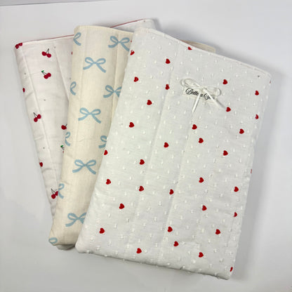 ❤️ Luxe gewatteerde booksleeve Wit met rode hartjes