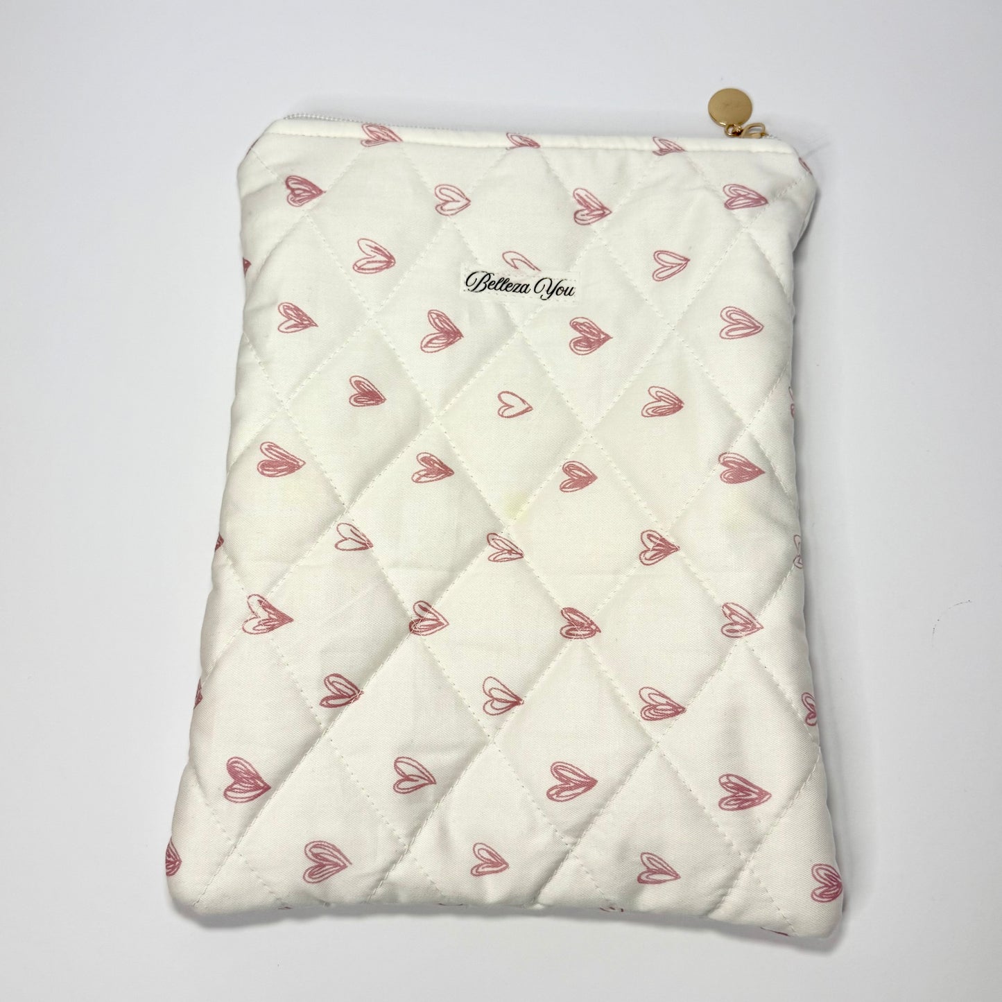 🤍 Luxe gewatteerde booksleeve met hartjes – crème