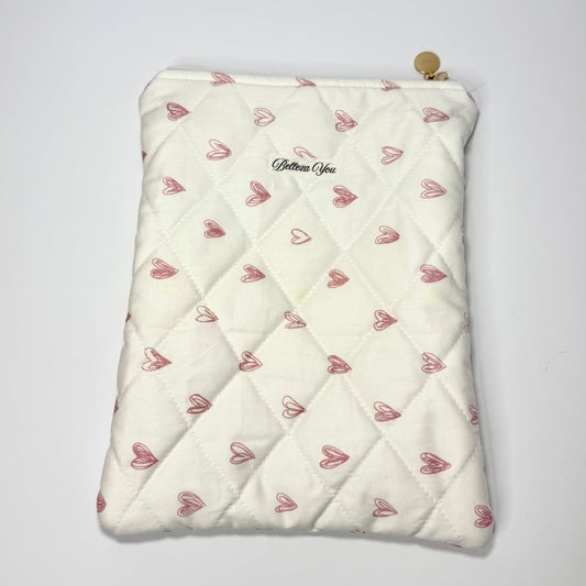 🤍 Luxe gewatteerde booksleeve met hartjes – crème