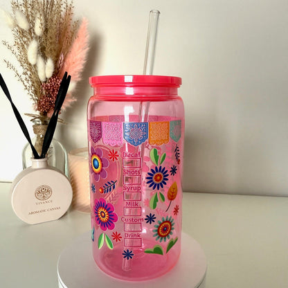 Felroze drinkbeker met de tekst “Cafecito & Chisme”, bloemen, rietje en kleurrijk Latijns design