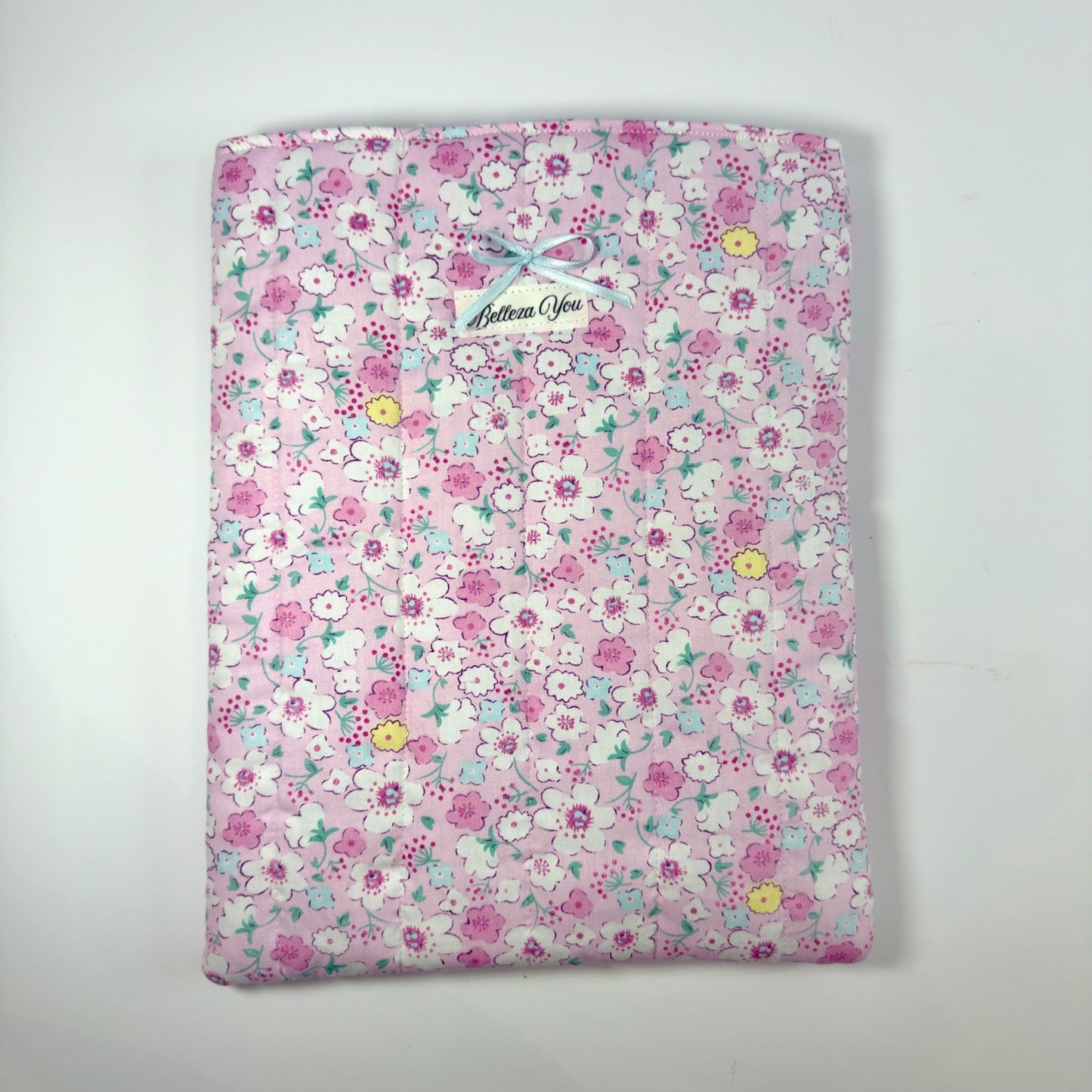 🌸 Luxe booksleeve met bloemenprint & strikje – roze