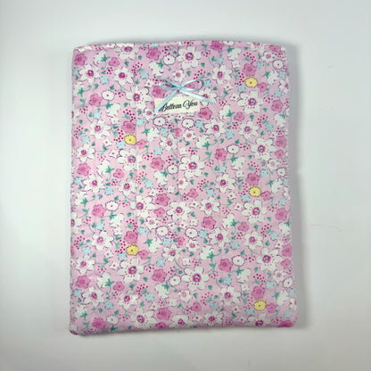 🌸 Luxe booksleeve met bloemenprint & strikje – roze