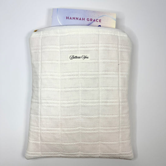 🤍✨ Luxe booksleeve – off-white / crème – minimal & chic