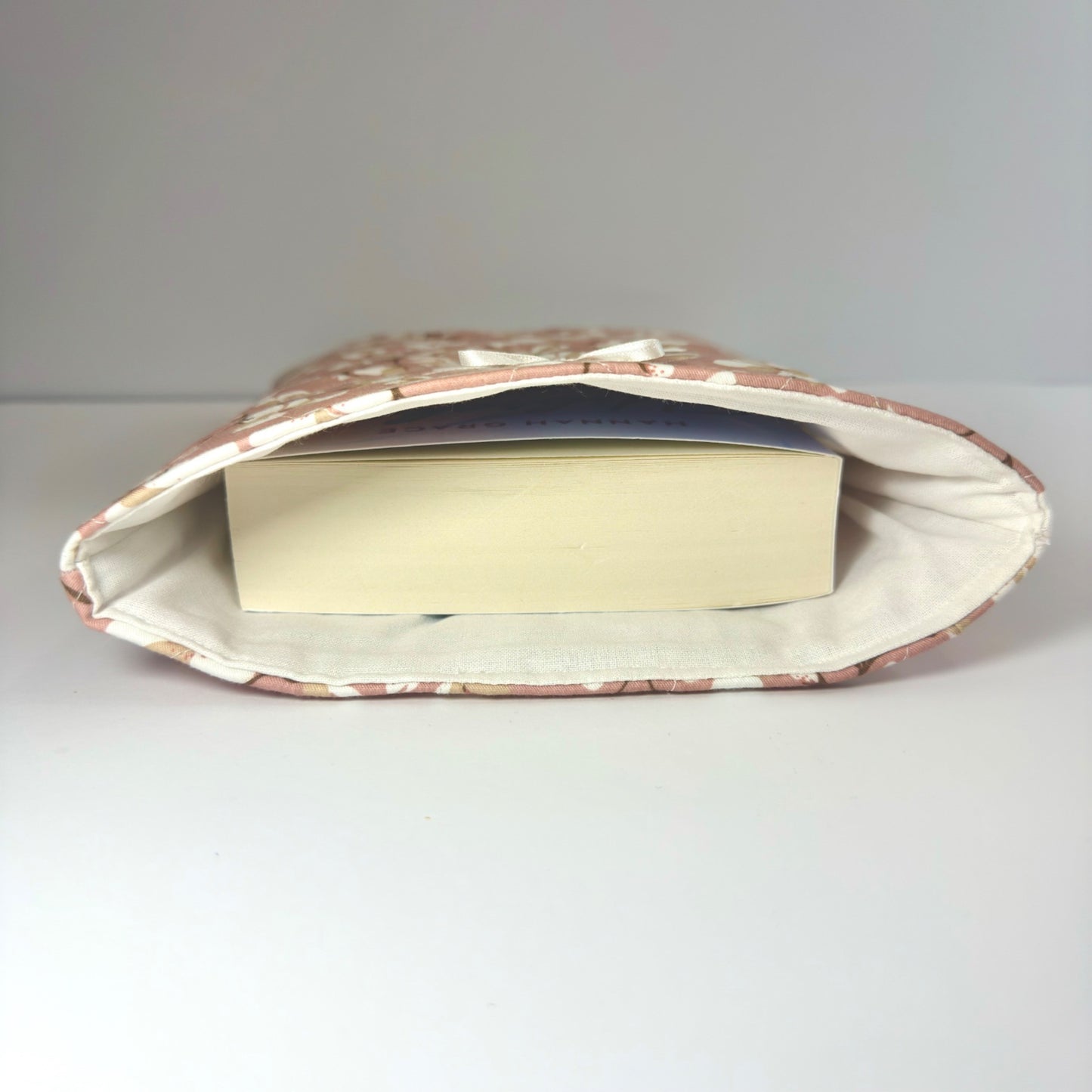 🌸 Luxe gewatteerde booksleeve met bloesemprint & strik – oudroze