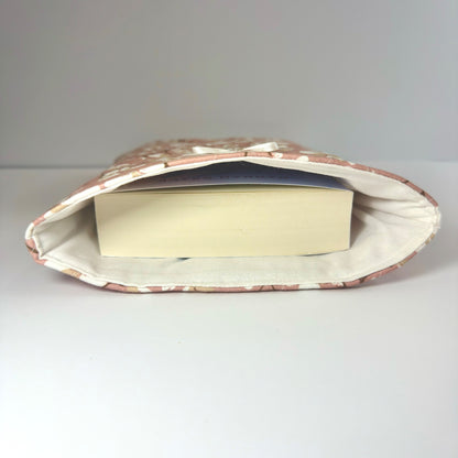 🌸 Luxe gewatteerde booksleeve met bloesemprint & strik – oudroze