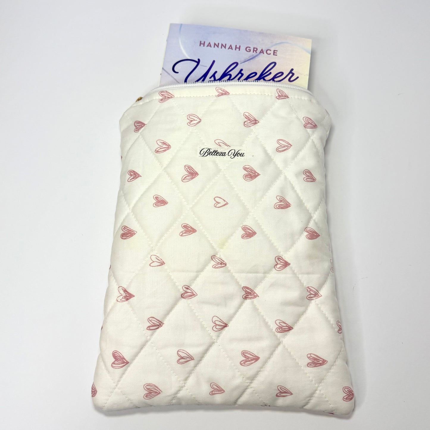 🤍 Luxe gewatteerde booksleeve met hartjes – crème