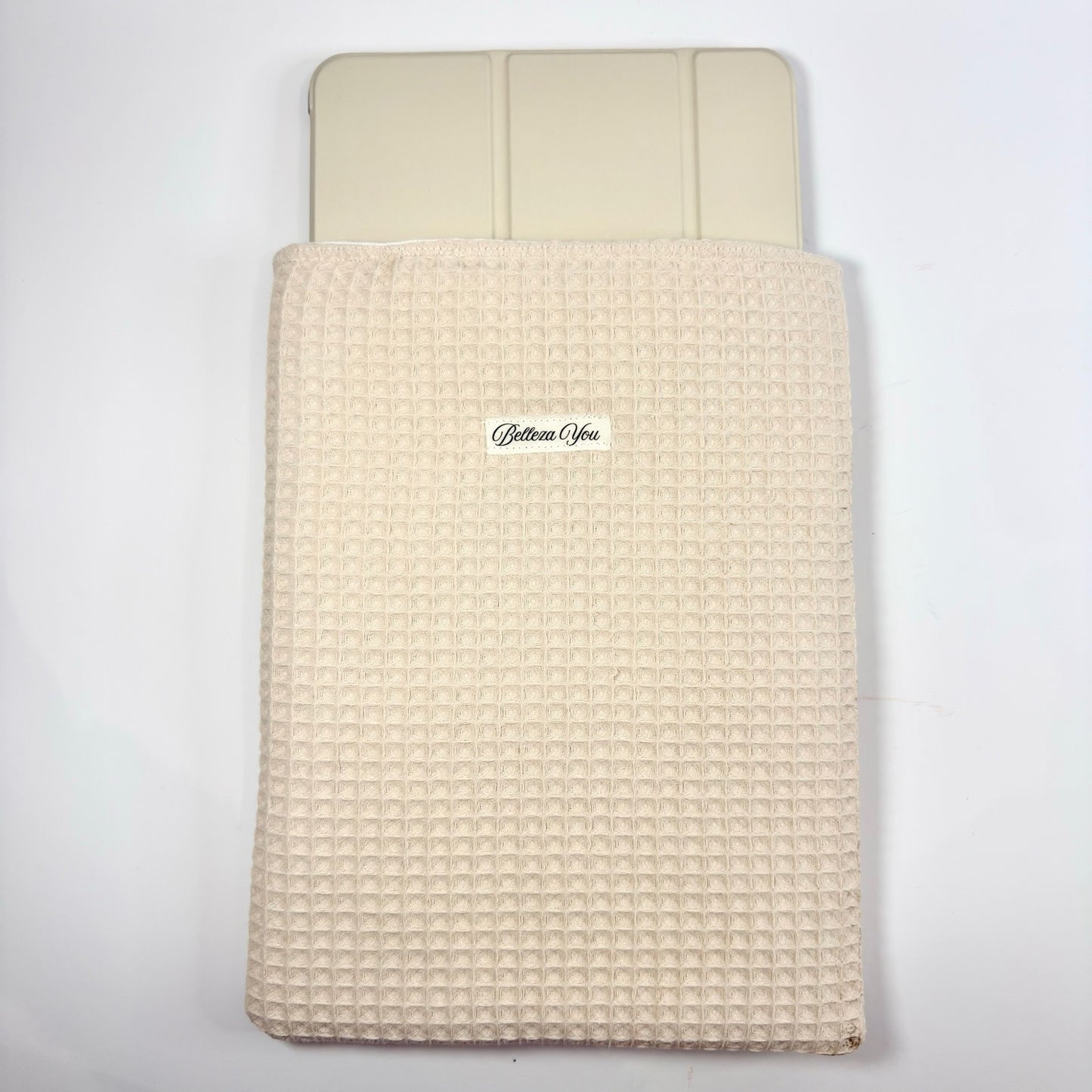 🤍✨ Luxe booksleeve zonder rits – beige wafelstof – minimal & tijdloos