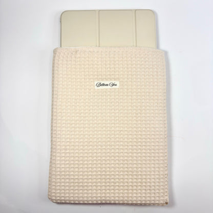 🤍✨ Luxe booksleeve zonder rits – beige wafelstof – minimal & tijdloos