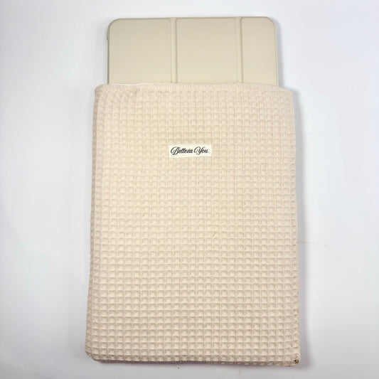 🤍✨ Luxe booksleeve zonder rits – beige wafelstof – minimal & tijdloos