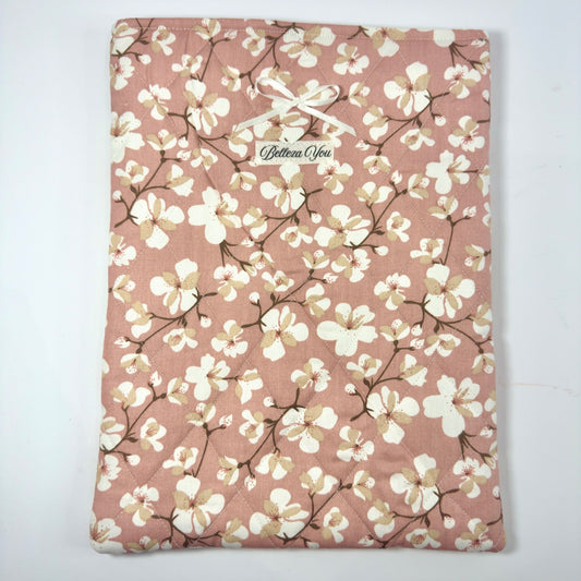 🌸 Luxe gewatteerde booksleeve met bloesemprint & strik – oudroze