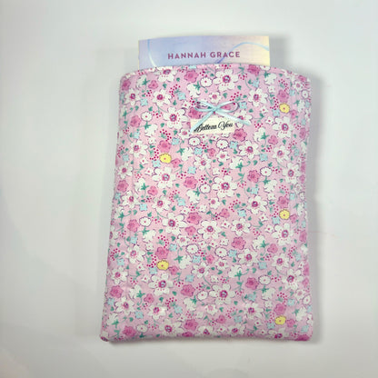 🌸 Luxe booksleeve met bloemenprint & strikje – roze