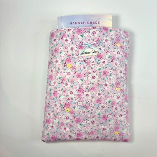 🌸 Luxe booksleeve met bloemenprint & strikje – roze