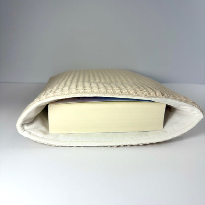 🤍✨ Luxe booksleeve zonder rits – beige wafelstof – minimal & tijdloos