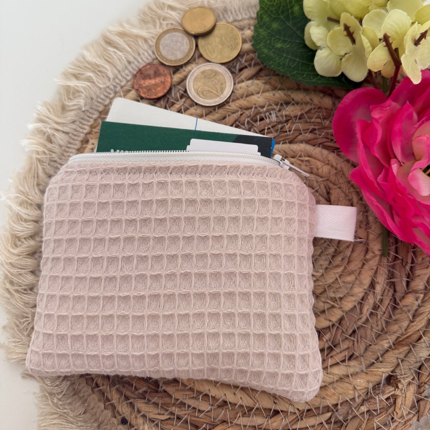 Gequilte creme mini portemonnee met wafelstof en metalen clip, gevuld met pasjes en muntgeld