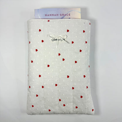 ❤️ Luxe gewatteerde booksleeve Wit met rode hartjes