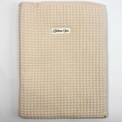 🤍✨ Luxe booksleeve zonder rits – beige wafelstof – minimal & tijdloos