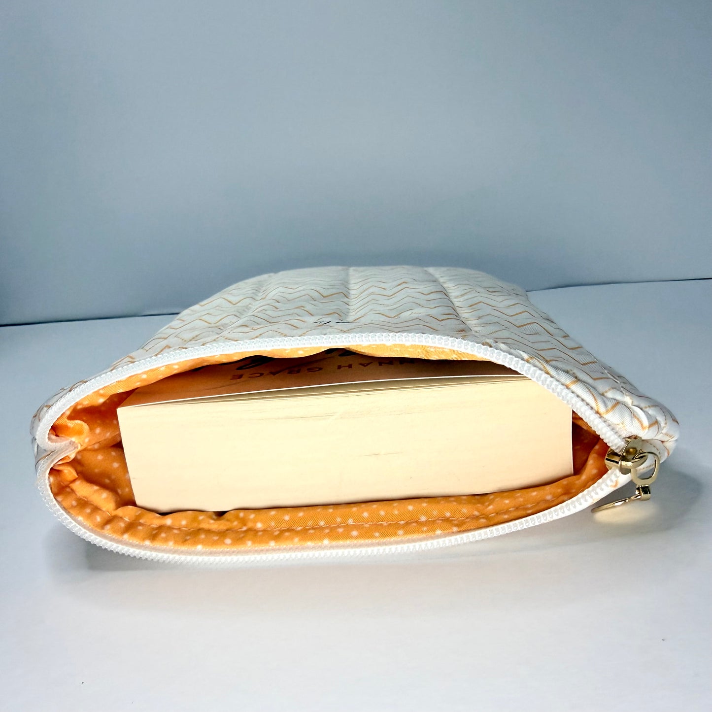 ✨ Luxe gewatteerde booksleeve met zigzagprint