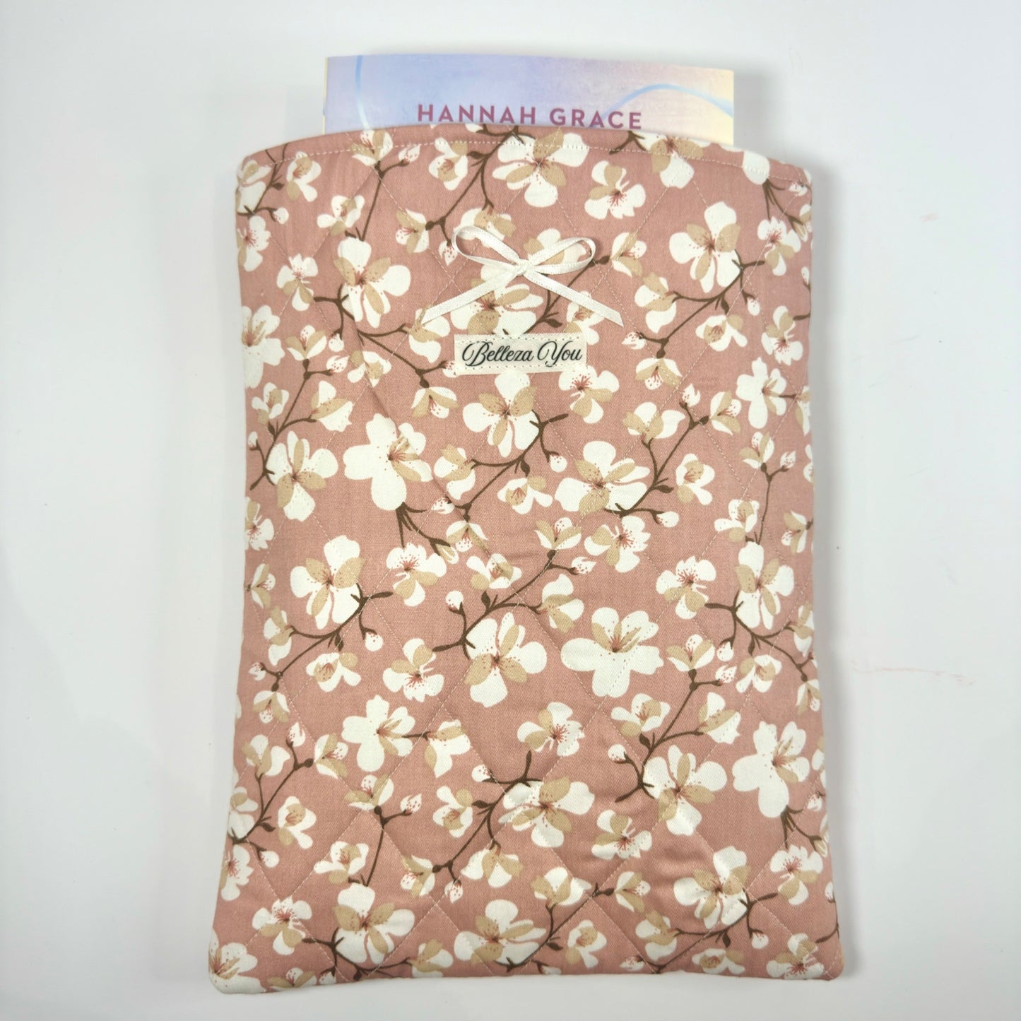 🌸 Luxe gewatteerde booksleeve met bloesemprint & strik – oudroze