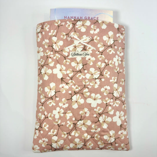 🌸 Luxe gewatteerde booksleeve met bloesemprint & strik – oudroze