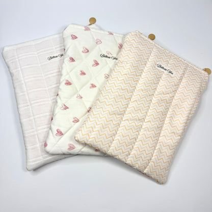 🤍 Luxe gewatteerde booksleeve met hartjes – crème