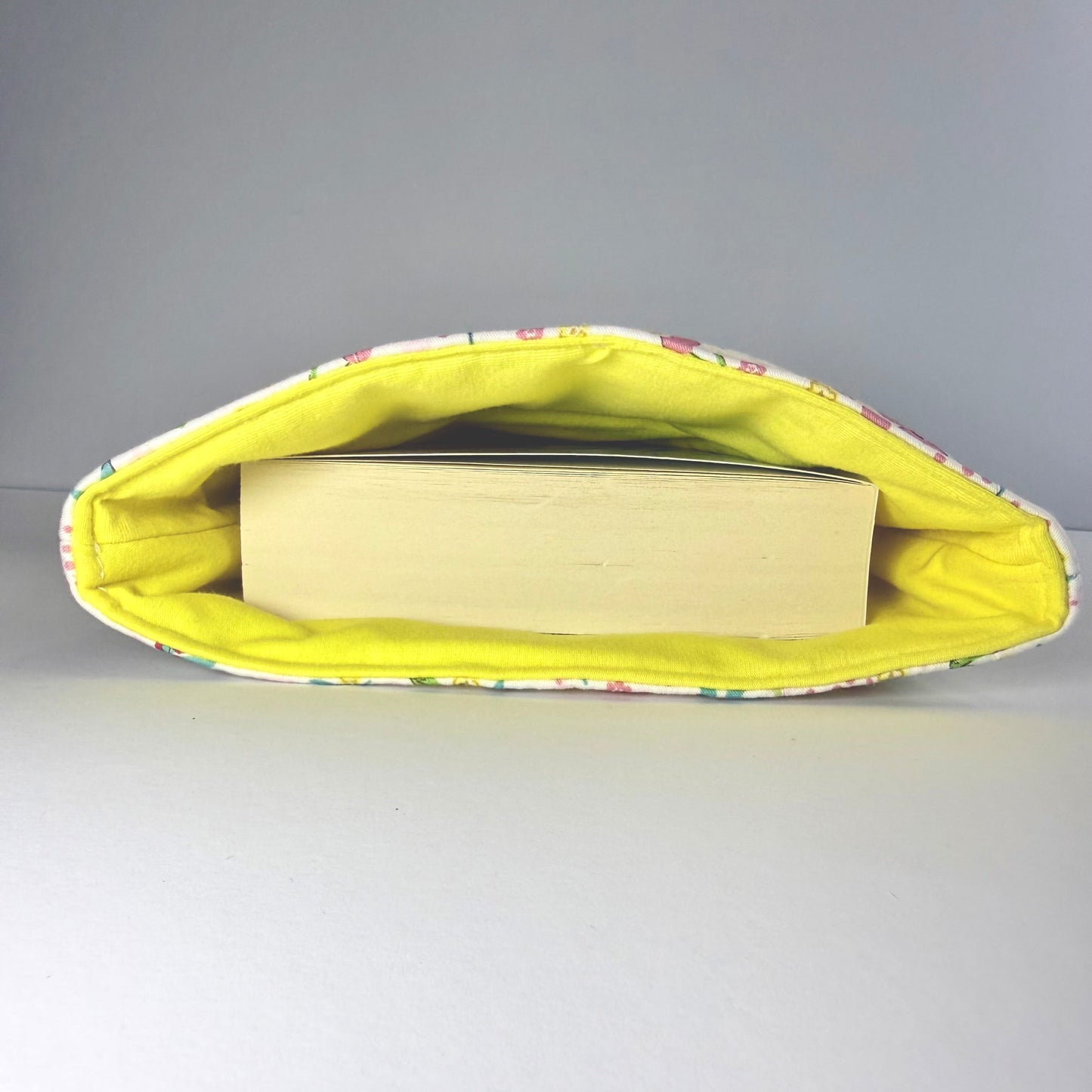 Booksleeve zonder rits – vrolijke bloemenprint – licht & zacht